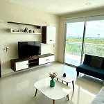 Apartamento con piscina gigante y acceso directo al mar