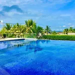 Apartamento con piscina gigante y acceso directo al mar