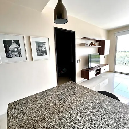 Con Piscina Gigante Y Acceso Directo Al Mar Apartamento